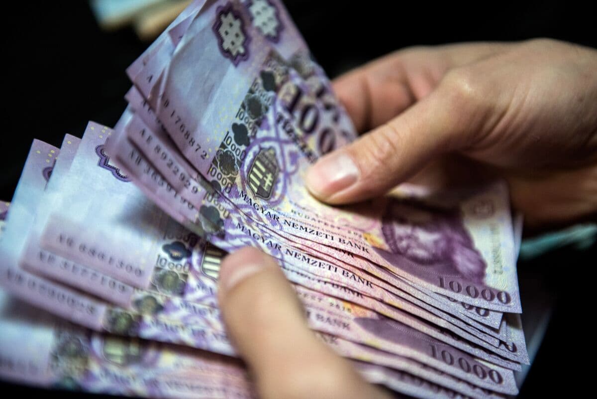 Forint Looks Vulnerable After 2025 Rally as Risks Mount - Bloomberg