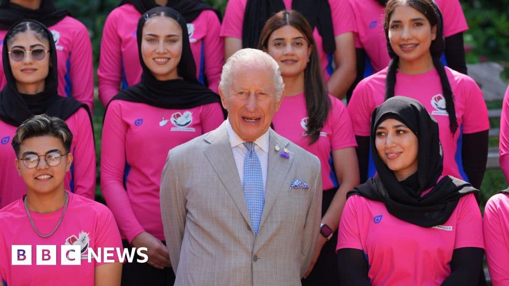 King meets women's cricket team that is not allowed to exist
