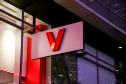 Verizon cuts store workers in reorganization strategy