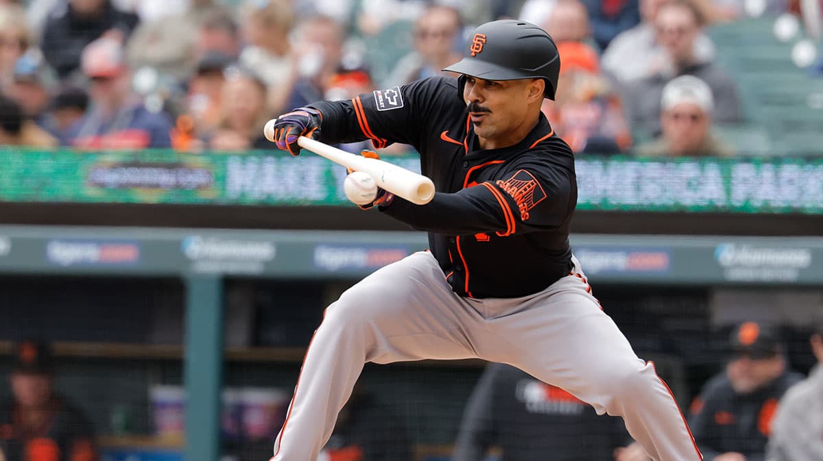 Astros boost outfield depth by signing ex-Giants, Twins outfielder