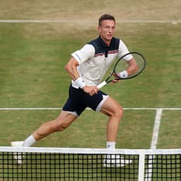 @atptour: Fighting through to R2 🙌

@jirilehecka gets past Majchrak 7-5, 7-6(4).

@QueensTennis | #HSBCChampio...