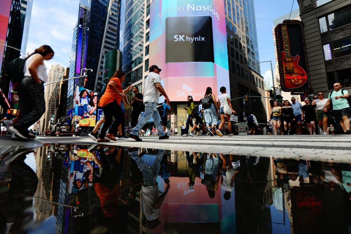 AI Echoes the Dot-Com Market Split as Iran Threat Creeps ...
