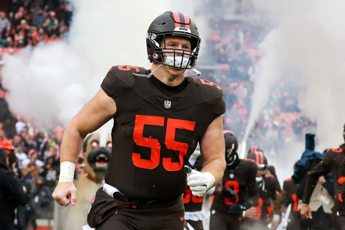 Ravens signing ex-Browns center Ethan Pocic to compete ...