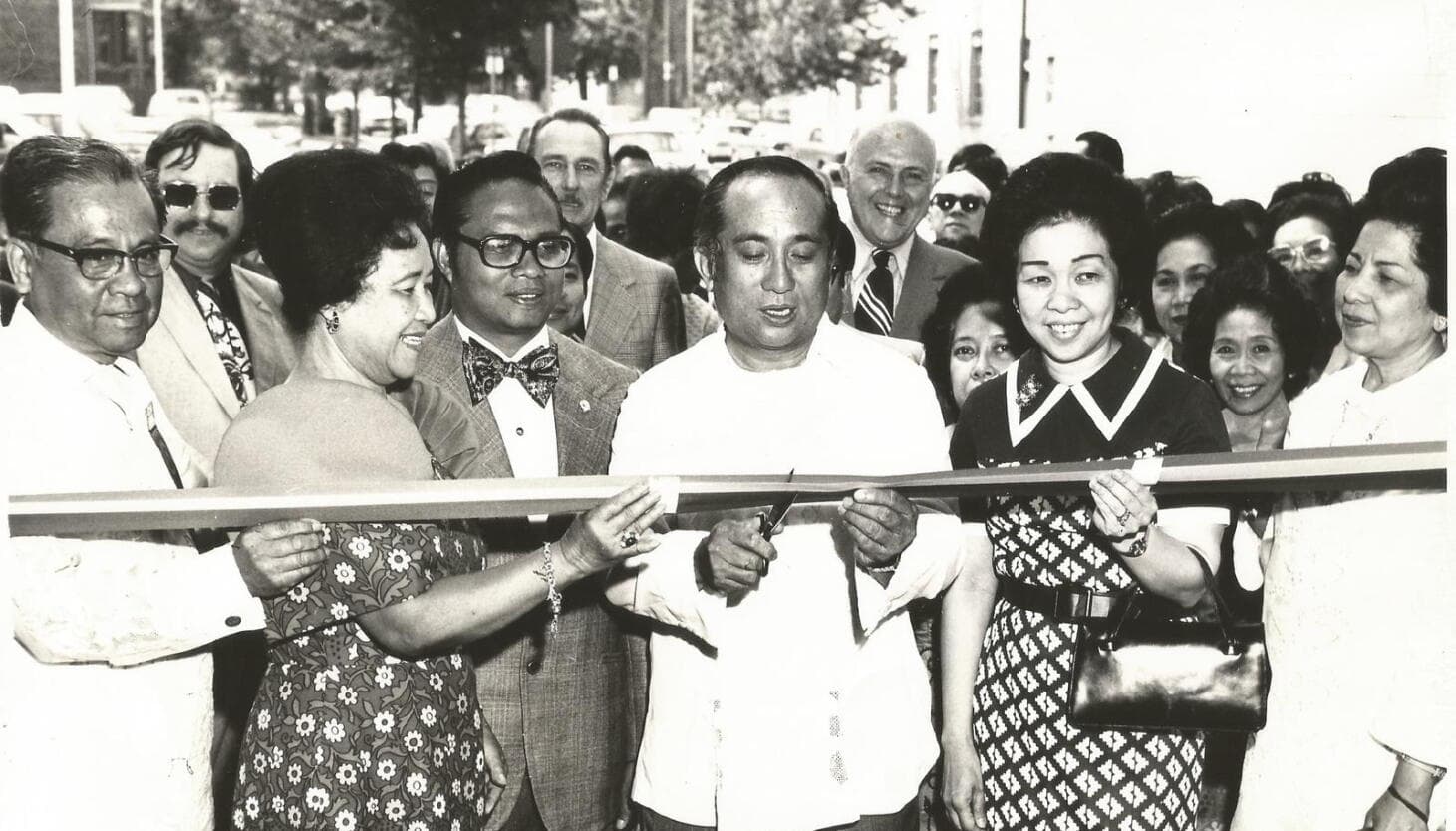 Is there a Filipino neighborhood in Chicago?
