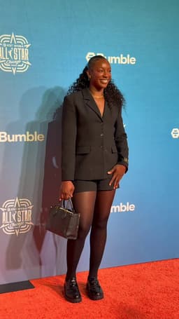 @WNBA: Michaela Onyenwere strikes her pose 📸

#WNBAAllStar2026 Orange Carpet | @Bumble https://t.co/Mu1RPhD...