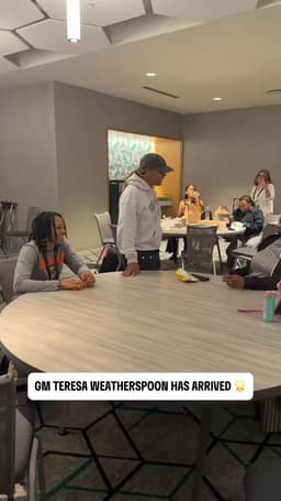 @WNBA: GM in the house 🤩

Teresa Weatherspoon arrives at All-Star Weekend in Chi-Town and she's already bri...