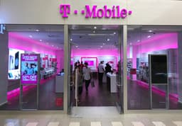 Customer Says T-Mobile Wouldn’t Sell a Replacement iPhone in Store
