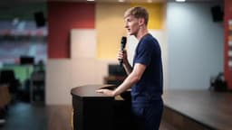 Anthony Gordon delivers Barcelona unveiling in Spanish ...