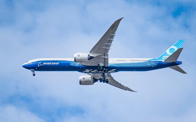 Boeing Q1'26 earnings beat: $22.2B rev/20¢ adj loss/143 deliv/$695B backlog record + ramps/FCF guidance