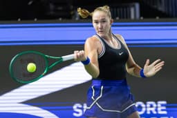 Andreeva drops just four games vs. Sasnovich to make Singapore quarters