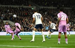 @premierleague: James Maddison take a bow 👏

The @SpursOfficial midfielder bends one into the top corner to give his...