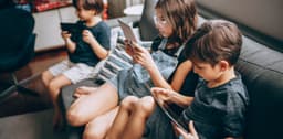 Faut-il limiter le temps d'écran des enfants ? Les pédiatres ...
