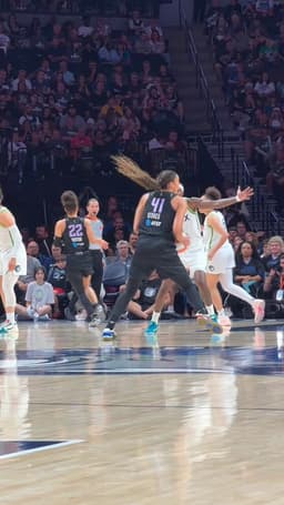 @WNBA: Tiffany Hayes' burst of speed is dangerous 😮‍💨

She comes off the screen and gets straight to work!
...