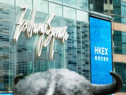 HK edges up as tech rebound shores up mainland stocks