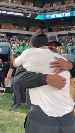@NFL: Zach Ertz 🤝 Fletcher Cox

A couple of @Eagles Super Bowl champs reunited.

DALvsPHI – 8:15pm ET on E...