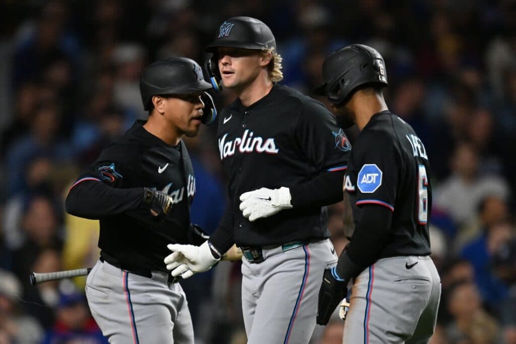 Marlins break tie in 7th, delay Cubs' playoff clinch