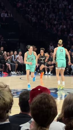 @WNBA: Setting up the offense ☑️
Getting the lay ☑️

Natasha Howard takes it all the way for the @minnesota...