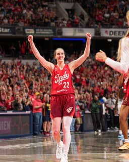 @WNBA: WHAT A PERFORMANCE BY CAITLIN CLARK 🚨🚨🚨

45 POINTS
10 AST
4 STL
2 BLOCKS
61.1 FG%
60 3P%

She become...