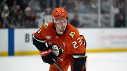 Blues' Mason McTavish carrying chip after trade from Ducks