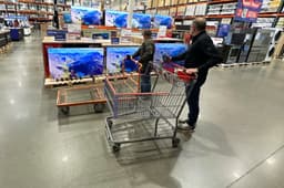Key inflation gauge worsens as Americans' income and spending ...