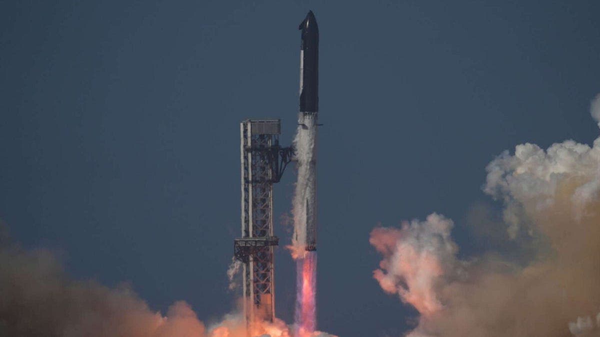 SpaceX Launches Starship With Advanced Starlinks as Booster Fails Gulf Return