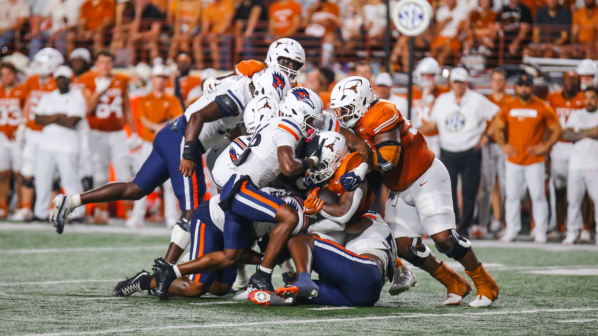 Roadrunners fall to No. 1 Texas on Saturday night
