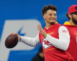 Chiefs QB Patrick Mahomes Shows Signs of Discomfort at ...