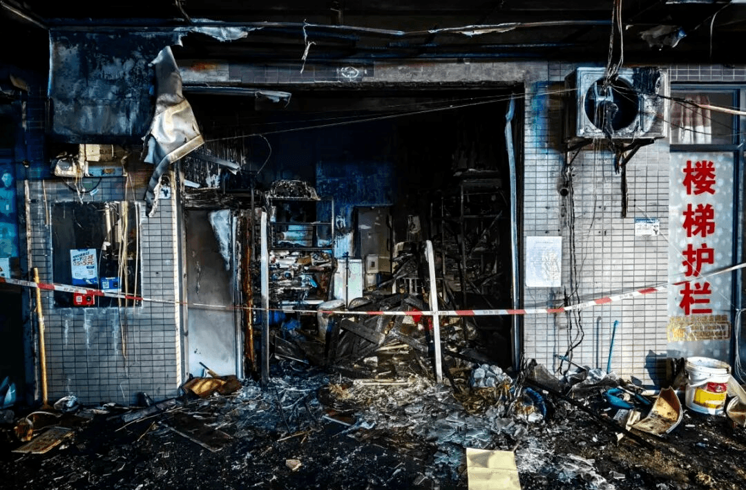 男子自制浪漫“永生花”，现场瞬间发生爆燃，店烧了人被行拘 ...