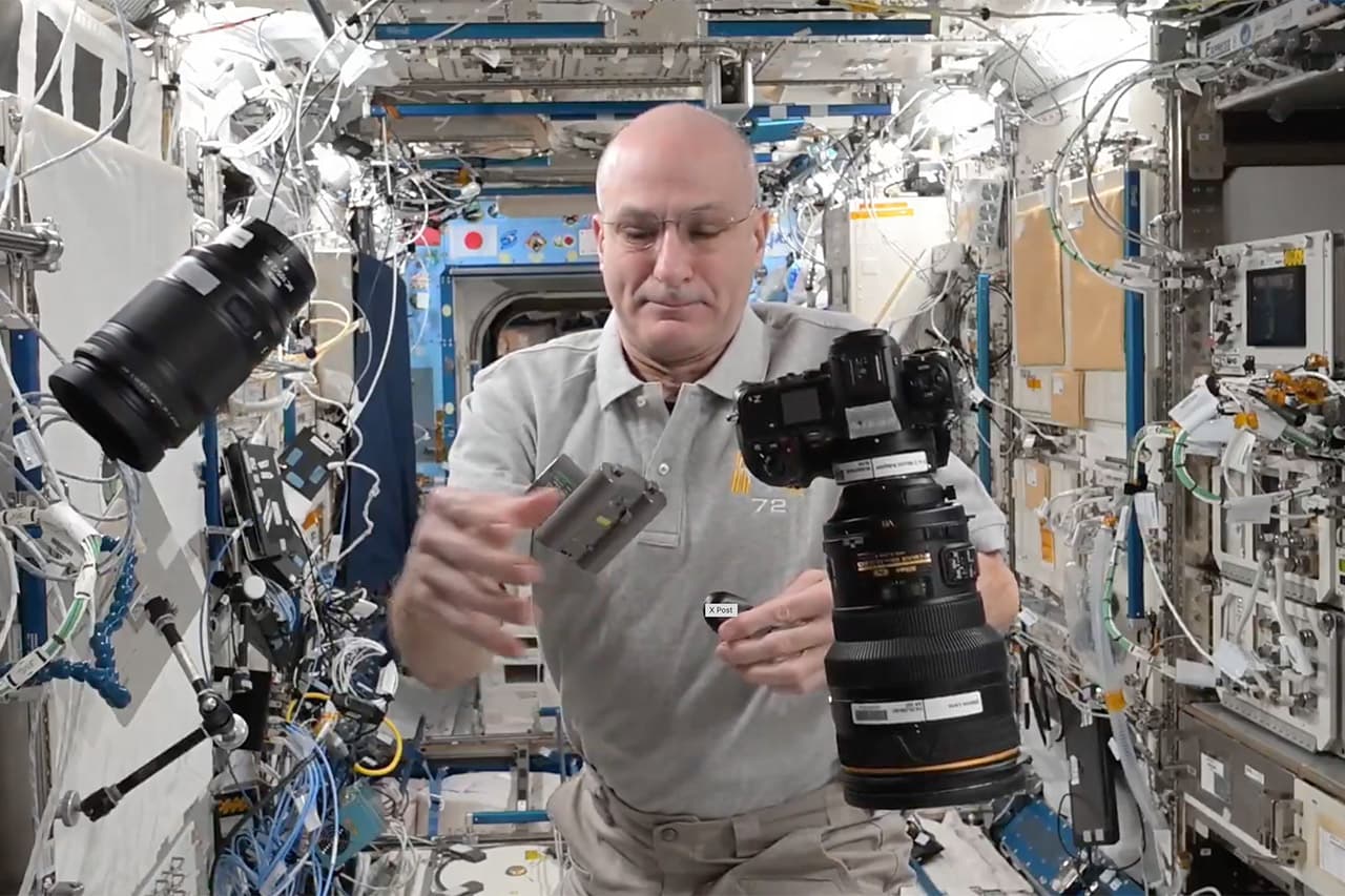 NASA Astronaut Shows How You Swap Camera Batteries in Space - TechEBlog
