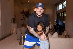Rob Kardashian's Off-Duty Look at Khloé's 42nd Birthday ...