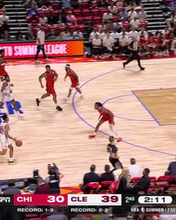 @chicagobulls: Simeon alum Antonio Reeves with the cookies &amp; the fastbreak slam!

#SeeRed | https://t.co/y3dE56...