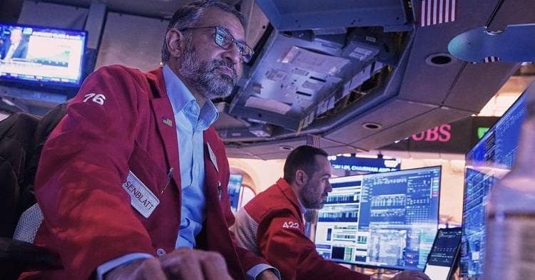 Dow Tumbles 400 Points After Iran War Sends Oil Near $110, Fed in Focus