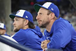 Blue Jays pitcher suddenly leaves game with knee injury