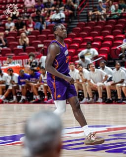 @Suns: Strong showing by Rasheer 💪  

22 PTS | 8 REB | 1 STL https://t.co/Y9thBLW6MX