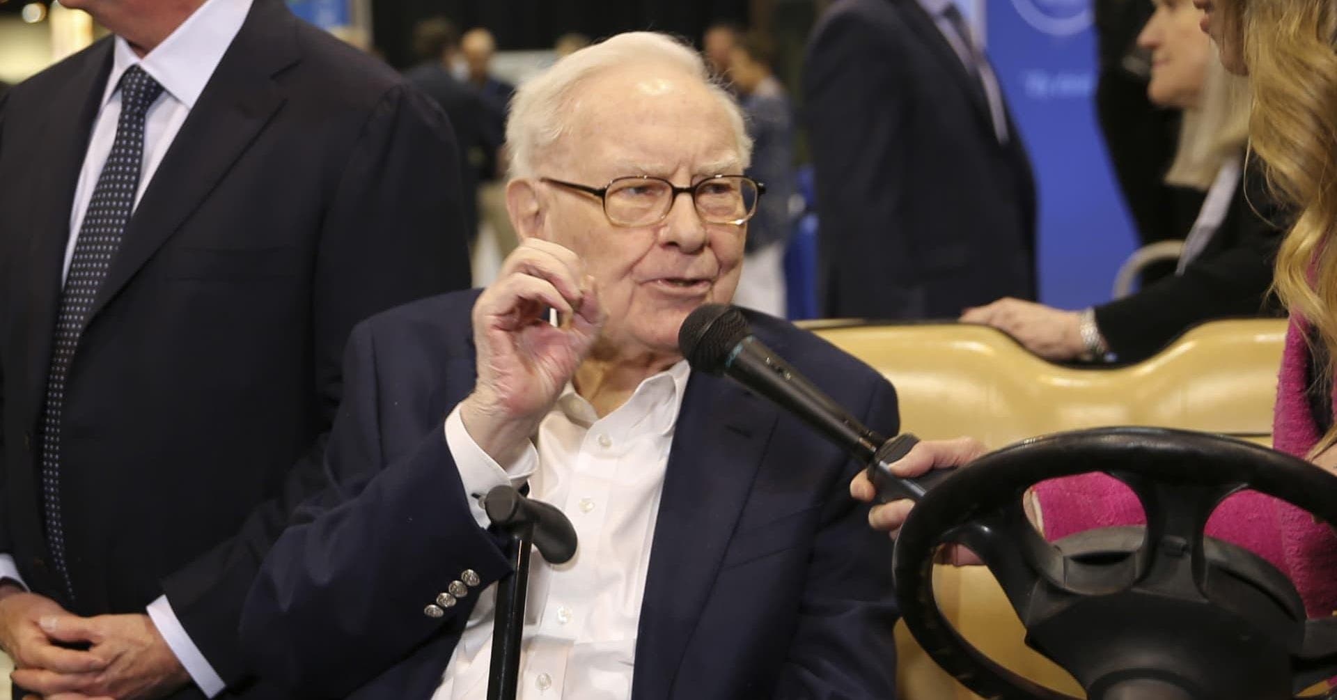 Warren Buffett Dumps 50% of Apple Stake as $380B Cash Pile Surges