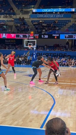 @WNBA: The @AtlantaDream lead the @chicagosky  80-70, with 56.1 left on the clock!

Allisha Gray gets this ...