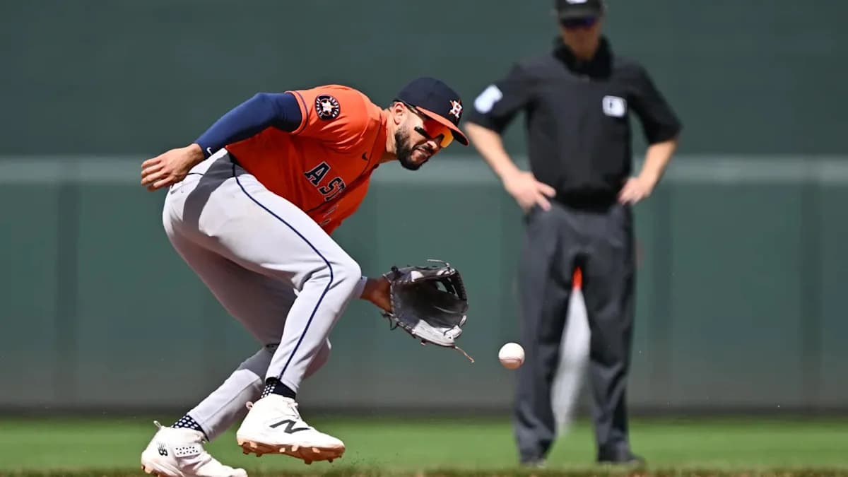Astros get offseason trade prediction for Carlos Correa ...