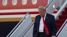 Donald Trump orders the ceremonial changing of the tariff ...
