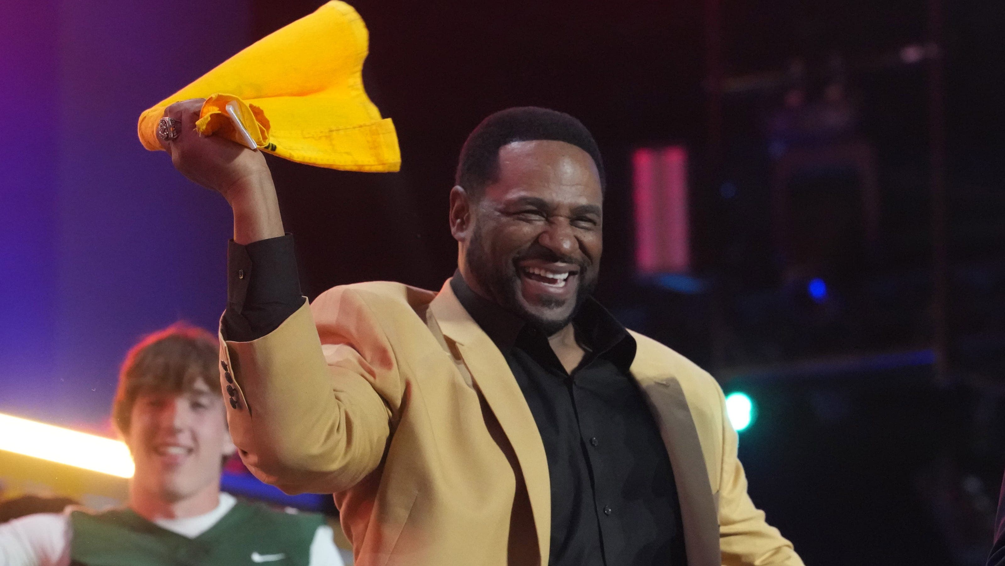Jerome Bettis reacts to appreciation from Travis Kelce, current stars