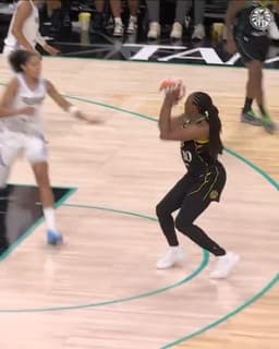 @LASparks: Nneka comes alive in the 4th quarter. 

16 PTS | 7 REB | 3 AST https://t.co/hWRxUoG2o2