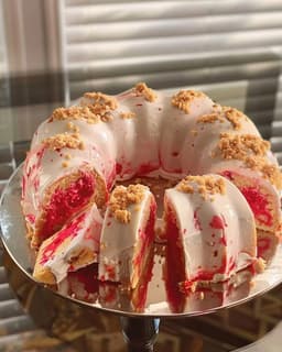 Strawberry Crunch Pound Cake That Brings Big Berry Flavor and Bakery-Worthy Drama 