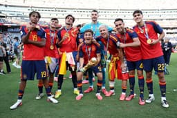 @FCBarcelona: Your FC Barcelona World Champions. 🏆

📸 @FIFAWorldCup https://t.co/x9TxrH8s6i