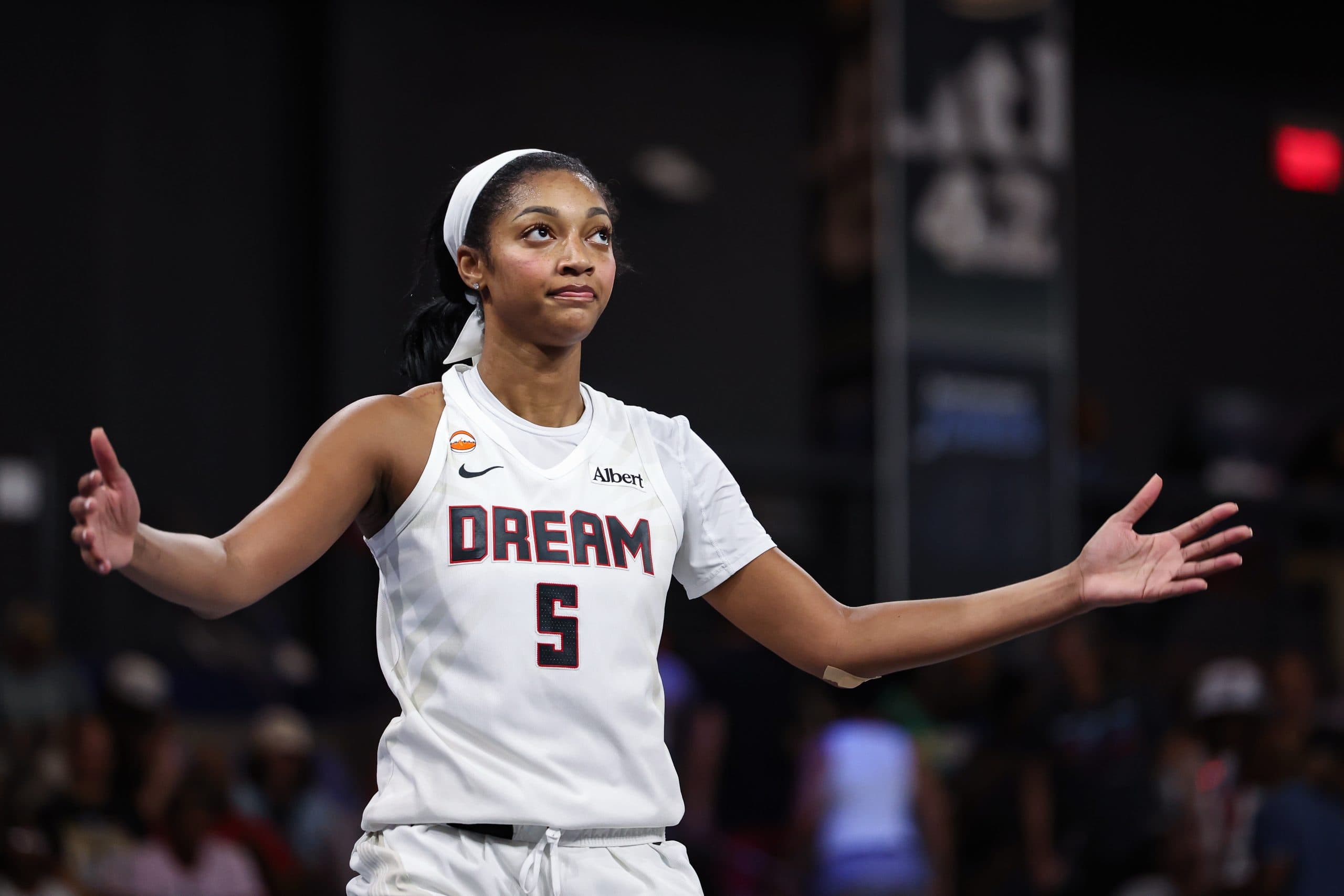 Angel Reese flexes big play in Team USA vs. Czechia game