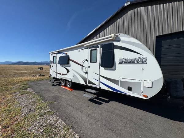 2016 Lance 2285 Travel Trailer – Excellent Condition – - rvs