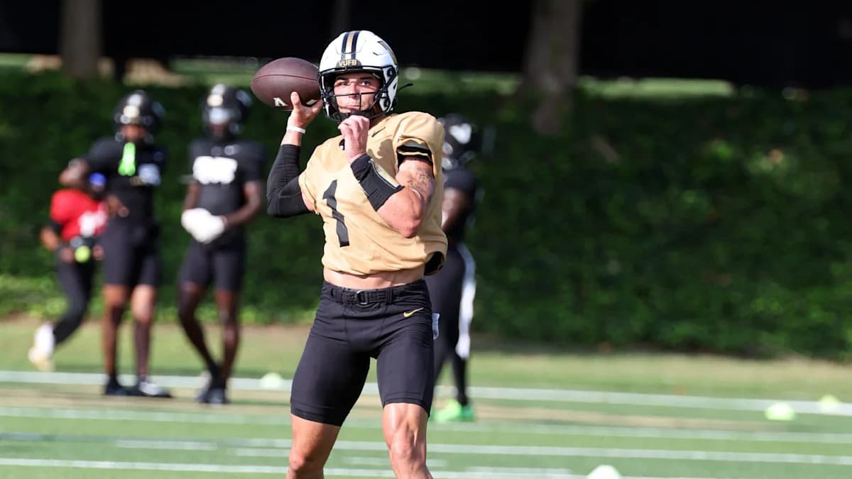 Berlowitz starts, Curtis remains in Vanderbilt quarterback competition