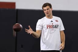 @AdamSchefter: Presumptive No. 1 overall pick, Indiana QB Fernando Mendoza scheduled to visit today with the Las Ve...