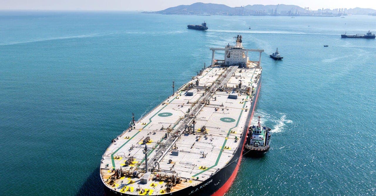 Iran Opens Hormuz Strait for 10 Days, Triggering 10% Oil Price Collapse