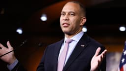Hakeem Jeffries Turns Democratic Division Questions Toward Trump as Midterm Stakes Grow