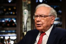 Warren Buffett Shows Why Favoring 'Approximately Right' Beats Precise Mistakes for Investors