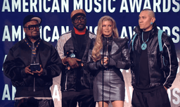 Fergie Holds Back Tears as Black Eyed Peas Reunite at AMAs: 'What a Moment'